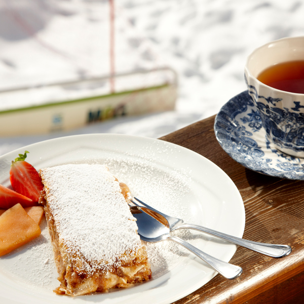 Apfelstrudel am Balkon