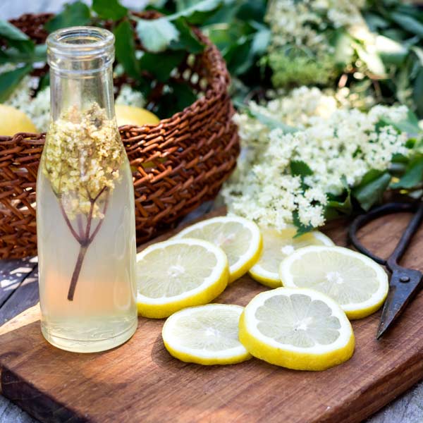 erfrischender sommerdrink mit holundersaft