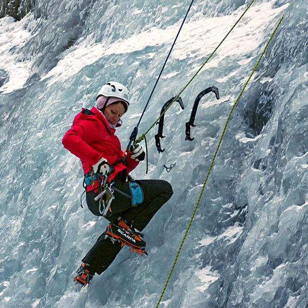 Eisklettern im oetztal - am berg haengen